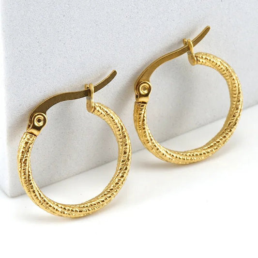 Γυναικεία ατσάλινα σκουλαρίκια κρίκοι μικροί επιχρυσωμένοι με ανάγλυφο σχέδιο 1.8 εκ (E1224) - earrings - charmy.gr