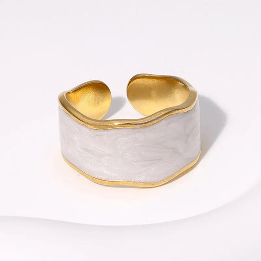 Ατσάλινο δαχτυλίδι  με άσπρο σμάλτο χρώμα χρυσό ρυθμιζόμενο (R1333) - ring – charmy.gr