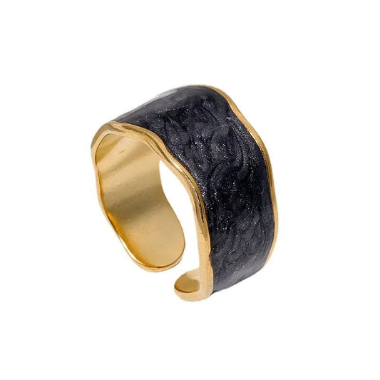 Ατσάλινο δαχτυλίδι  με μαύρο σμάλτο χρώμα χρυσό ρυθμιζόμενο (R1332) - ring – charmy.gr