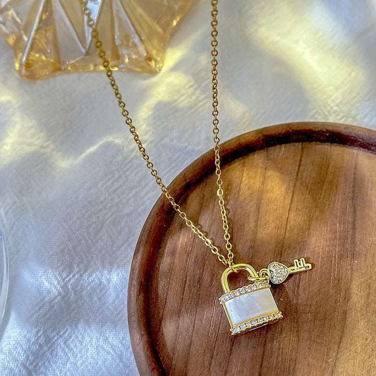 Γυναικείο ατσάλινο κολιέ επιχρυσωμένο με μενταγιόν κλειδαριά με κλειδί με μικρά ζιργκόν (N1267)  - necklace - charmy.gr