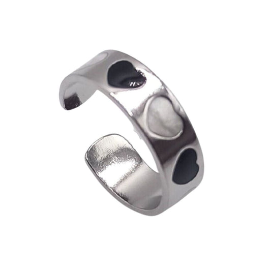 Ατσάλινο ρυθμιζόμενο δαχτυλίδι ασημί με μαύρες και άσπρες καρδιές με σμάλτο (R1275) - rings - charmy.gr