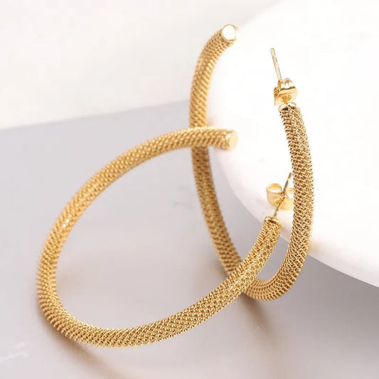 Ατσάλινοι κρίκοι με πλέγμα χρώμα χρυσό 5 εκατοστά (E1357) - earrings – charmy.gr