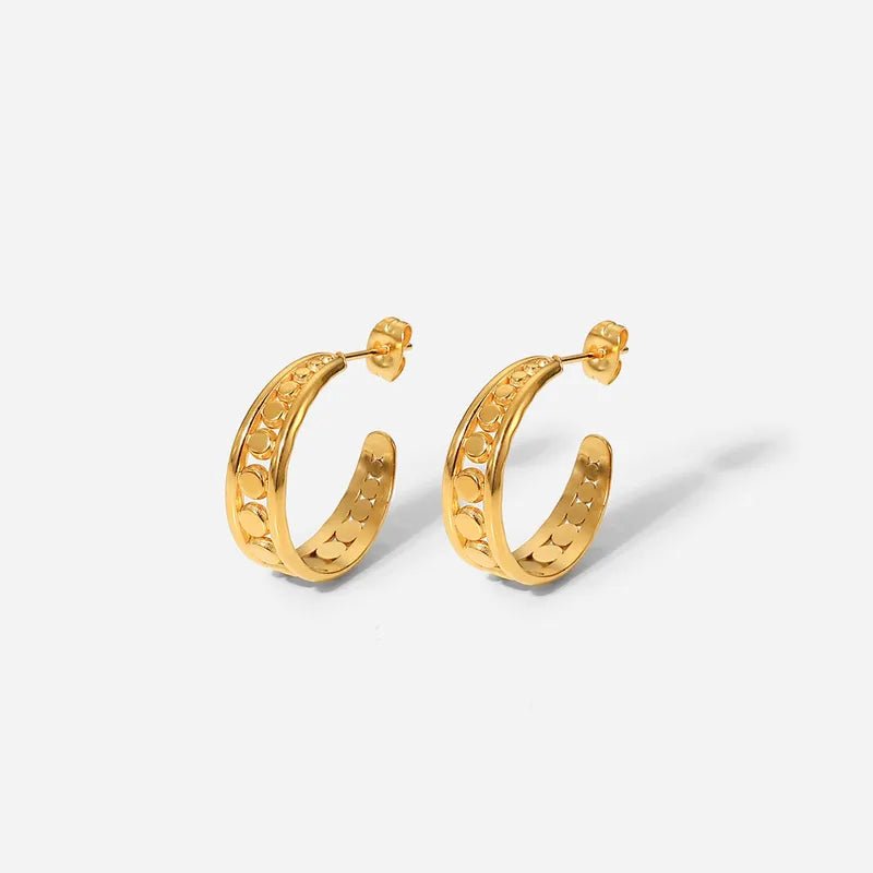 Γυναικεία ατσάλινοι σκουλαρίκια κρίκοι επιχρυσωμένοι διάμετρος 2.5εκ με κυκλικά γεωμετρικά σχέδια (E1214) - earrings - charmy.gr