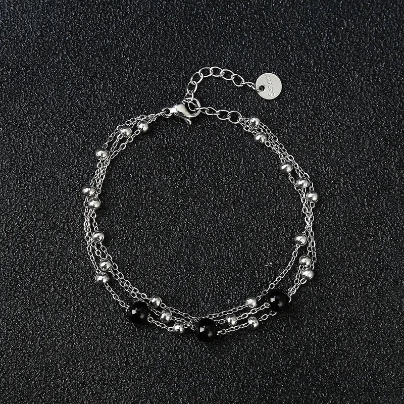 Γυναικείο βραχιόλι ατσάλινο με τριπλή αλυσίδα και μεταλλικές χάντρες και χάντρες από μαύρο αχάτη χρώμα ασημί (B1477) - bracelet - charmy.gr