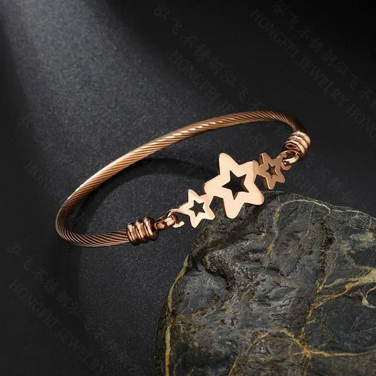 Γυναικείο βραχιόλι ατσάλινο χειροπέδα με αστέρια χρώμα ροζ χρυσό (B1175) - bracelet  - charmy.gr