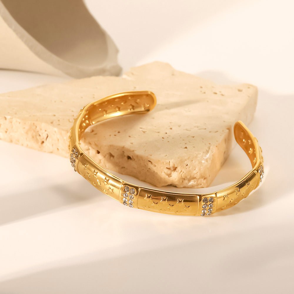 Γυναικείο βραχιόλι βέργα ατσάλινη με ανάγλυφα αστέρια και ζιργκόν επιχρυσωμένη (B1455) - bracelet - charmy.gr