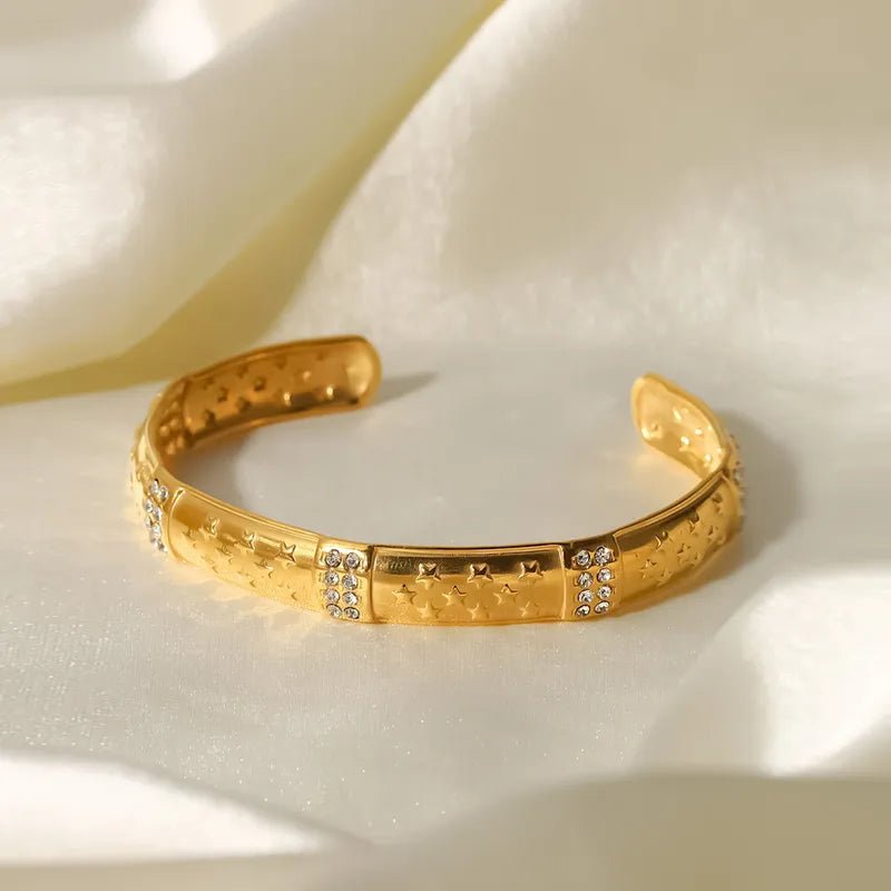 Γυναικείο βραχιόλι βέργα ατσάλινη με ανάγλυφα αστέρια και ζιργκόν επιχρυσωμένη (B1455) - bracelet - charmy.gr