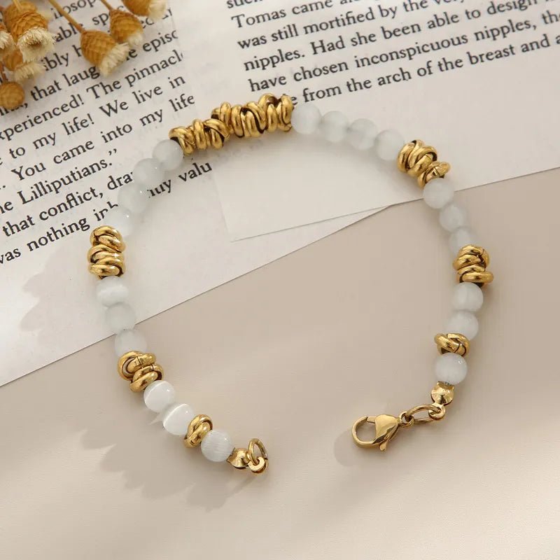 Γυναικείο βραχιόλι με χάντρες μάτι της γάτας και ατσάλινα χρυσά κρικάκια (B1305) - bracelet - charmy.gr