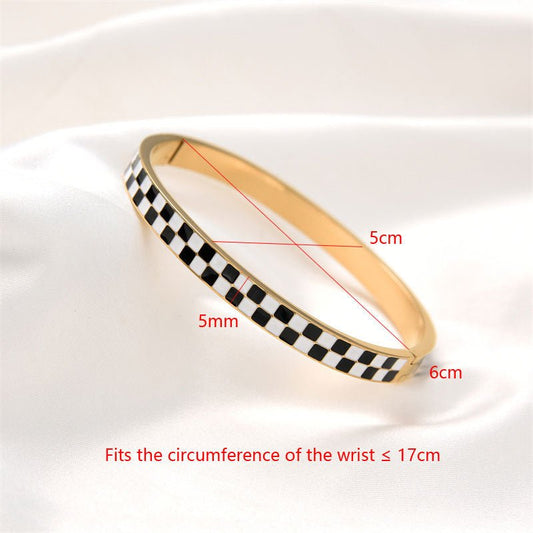 Γυναικείο βραχιόλι χειροπέδα ατσάλινη με σμάλτο σχέδιο σκακιέρα επιχρυσωμένη (B1464) - bracelet - charmy.gr