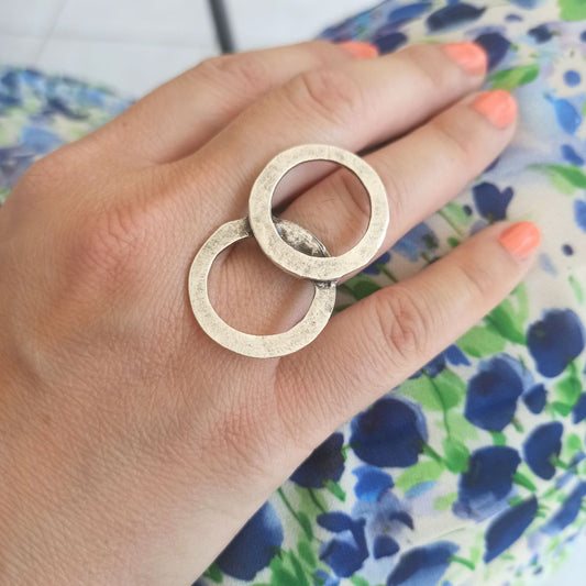 Χειροποίητο δαχτυλίδι ρυθμιζόμενo με δύο κύκλους ενωμένους επαργυρωμένο (R1310) - ring - charmy.gr