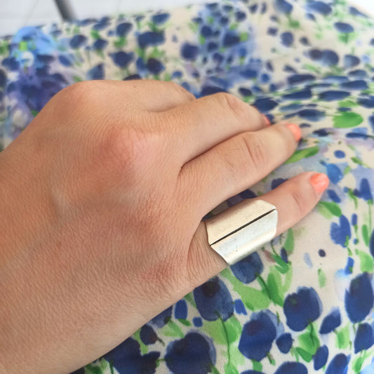 Χειροποίητο δαχτυλίδι ρυθμιζόμενo με μοντέρνο εντυπωσιακό σχεδιασμό επαργυρωμένο (R1320) - ring - charmy.gr