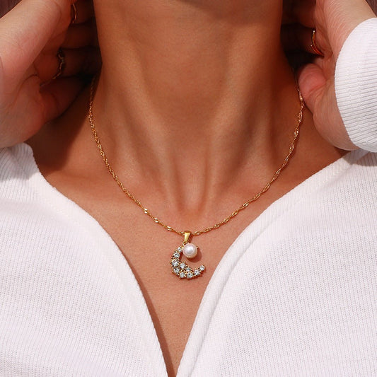 Γυναικείο κολιέ ατσάλινο φεγγάρι διακοσμημένο με πέρλα και ζιργκόν επιχρυσωμένο 18k (N1127) - necklace - charmy.gr