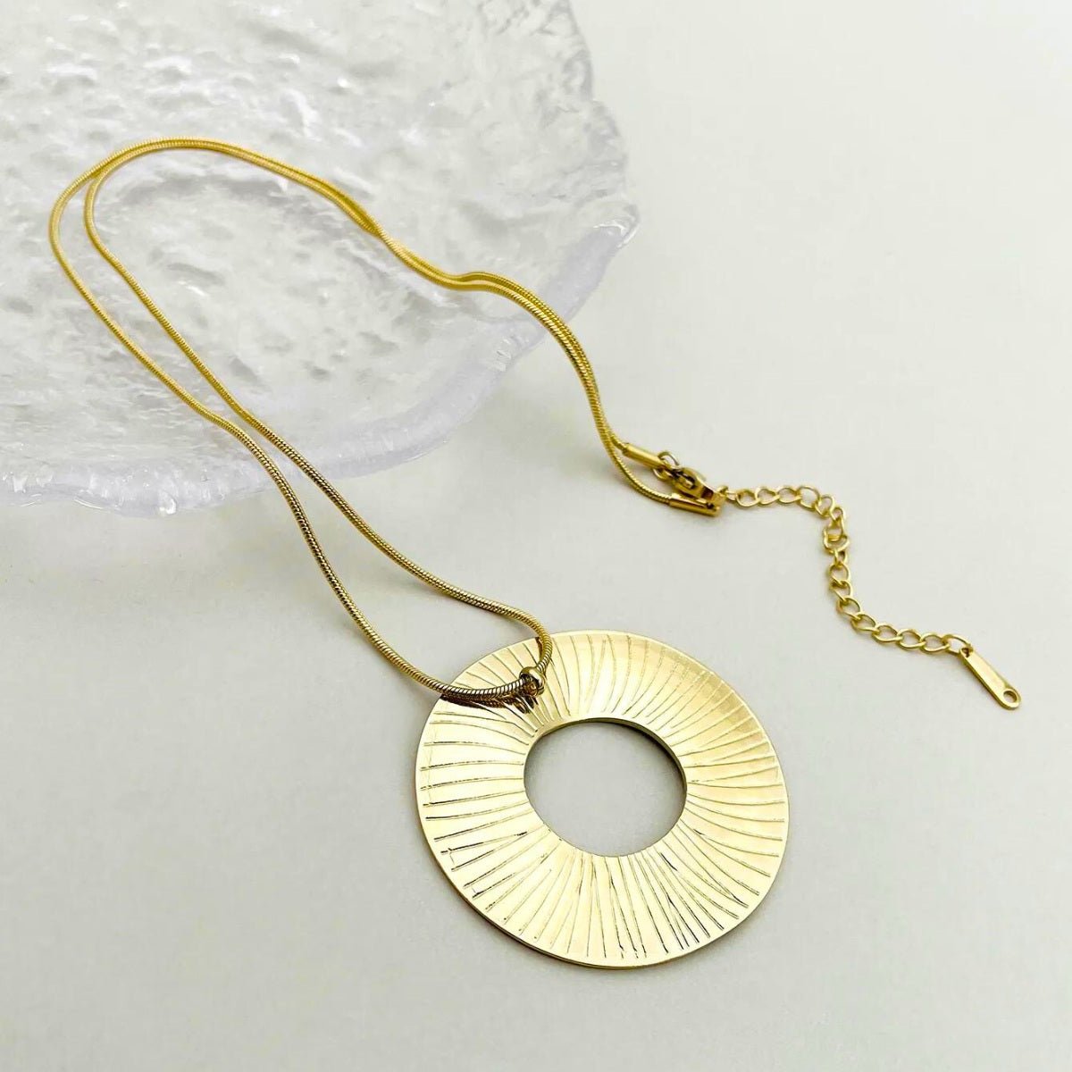 Γυναικείο κολιέ ατσάλινο μακρύ 50 + 6 εκατοστά με κυκλικό στοιχείο 4.5 εκατοστά επιχρυσωμένο (N1352) - necklace - charmy.gr