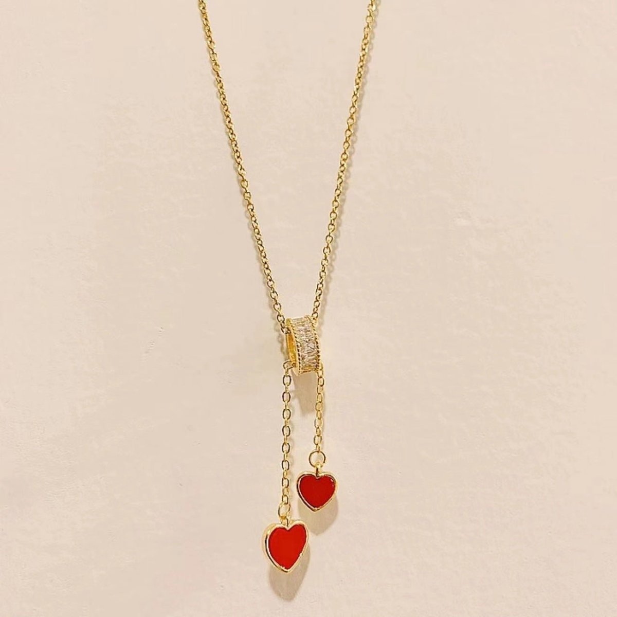 Γυναικείο κολιέ ατσάλινο με ροδέλα και δύο λευκές καρδιές επιχρυσωμένο (N1367) - necklace - charmy.gr