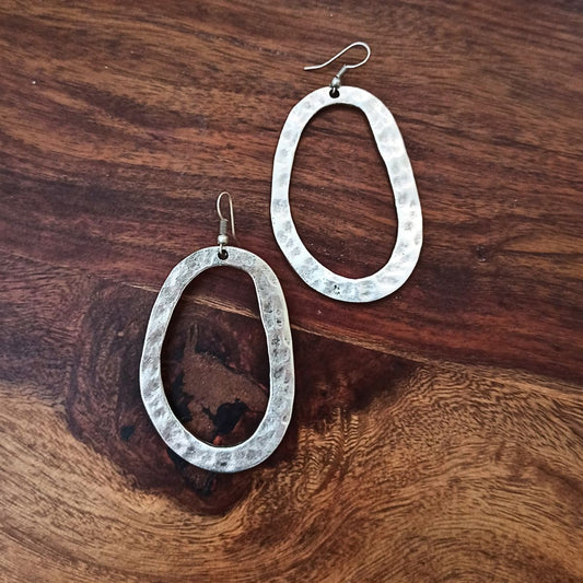 Χειροποίητα κρεμαστά boho σκουλαρίκια κυκλικά με ανάγλυφα σχέδια επαργυρωμένα 5.5εκ (E1294) - earrings - charmy.gr