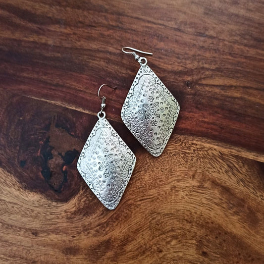 Χειροποίητα κρεμαστά έθνικ σκουλαρίκια σε σχήμα ρόμβου επαργυρωμένα 6εκ (E1293) - earrings - charmy.gr