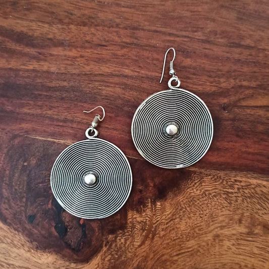 Χειροποίητα κρεμαστά σκουλαρίκια boho με κυκλικά ανάγλυφα μοτίβα 4.5 εκ (E1286) - earrings - charmy.gr