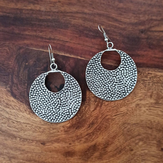 Χειροποίητα κρεμαστά σκουλαρίκια κυκλικά με ανάγλυφο σχέδιο boho 5εκ (E1285) - earrings - charmy.gr