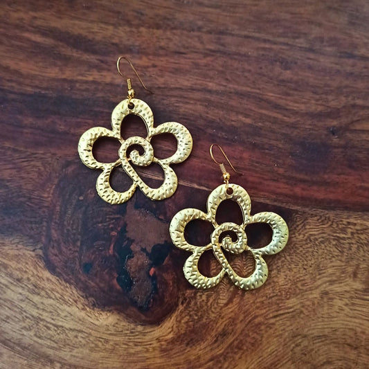 Χειροποίητα κρεμαστά σκουλαρίκια σχέδιο λουλούδι επιχρυσωμένα 4.5εκ (E1300) - earrings - charmy.gr