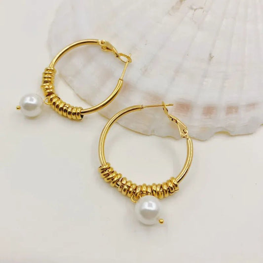 Σκουλαρίκια κρίκοι ατσάλινοι επιχρυσωμένοι μάκρος 4εκ με πέρλα (E1211 ) - earrings - charmy.gr