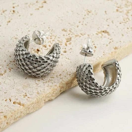 Σκουλαρίκια κρίκοι ατσάλινοι με περίτεχνο σχέδιο χρώμα ασημί μάκρος 1.5εκ (E1189) - earrings - charmy.gr