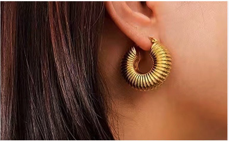Σκουλαρίκια κρίκοι ατσάλινοι χοντροί επιχρυσωμένοι με σπειροειδές σχήμα 3εκ (E1208) - earrings - charmy.gr