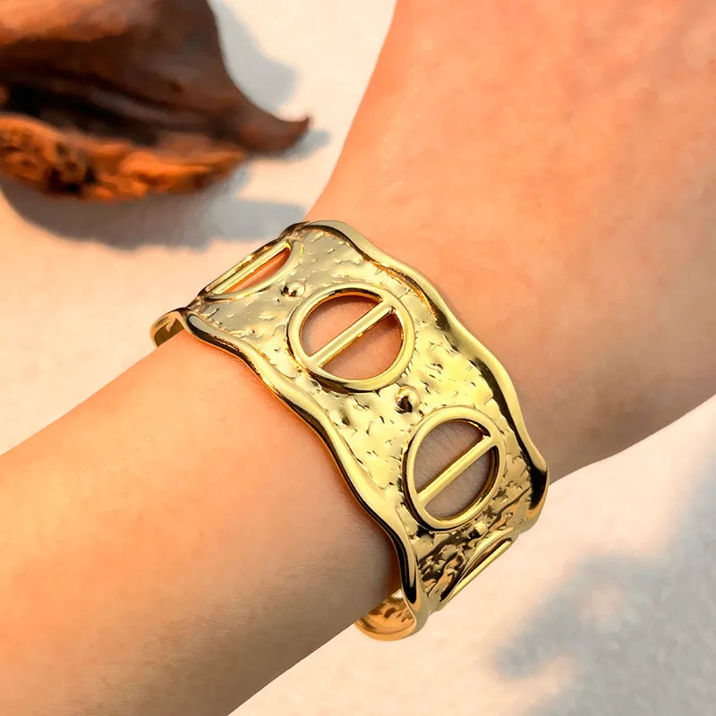 Χρυσό Ατσάλινο Βραχιόλι Cuff με Μοναδικό Κυματιστό Σχέδιο (B1758)