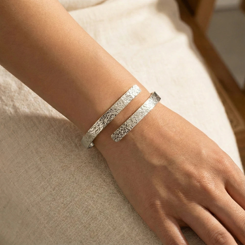 Ατσάλινο Ασημί Βραχιόλι Cuff με Σφυρήλατη Υφή (BA1748)