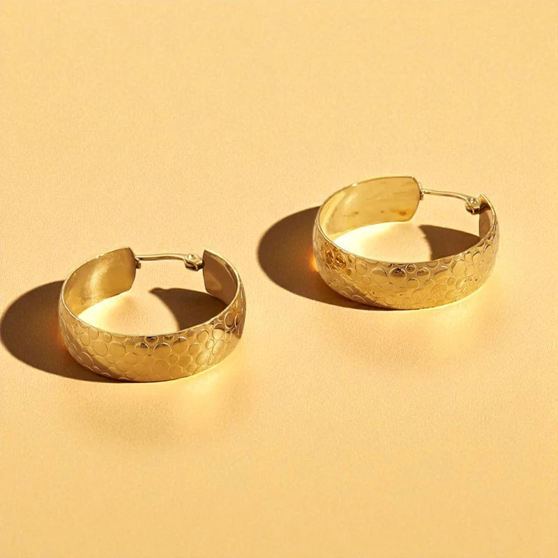 Ατσάλινα Σκουλαρίκια Κρίκοι 3cm – Χρυσό Ανάγλυφο Σχέδιο (E1591)