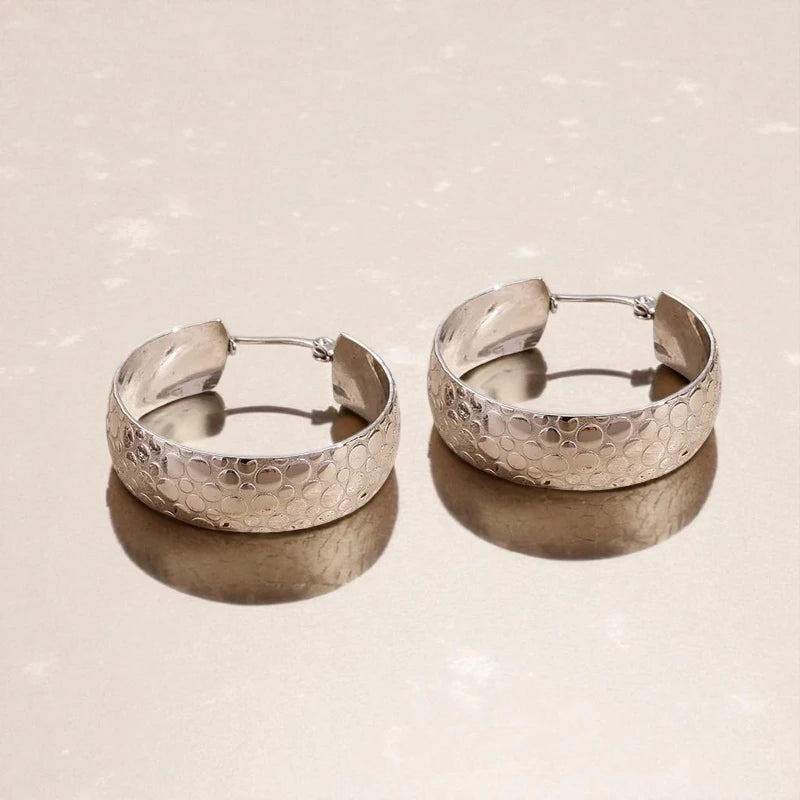 Ατσάλινα Σκουλαρίκια Κρίκοι 3cm – Ασημί Ανάγλυφο Σχέδιο (E1592)