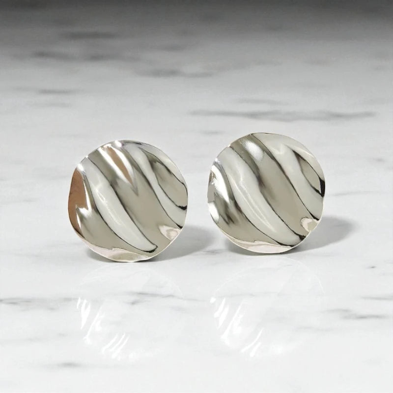 Ατσάλινα Σκουλαρίκια 2.4cm – Ανάγλυφος Κυματιστός Δίσκος (E1599)