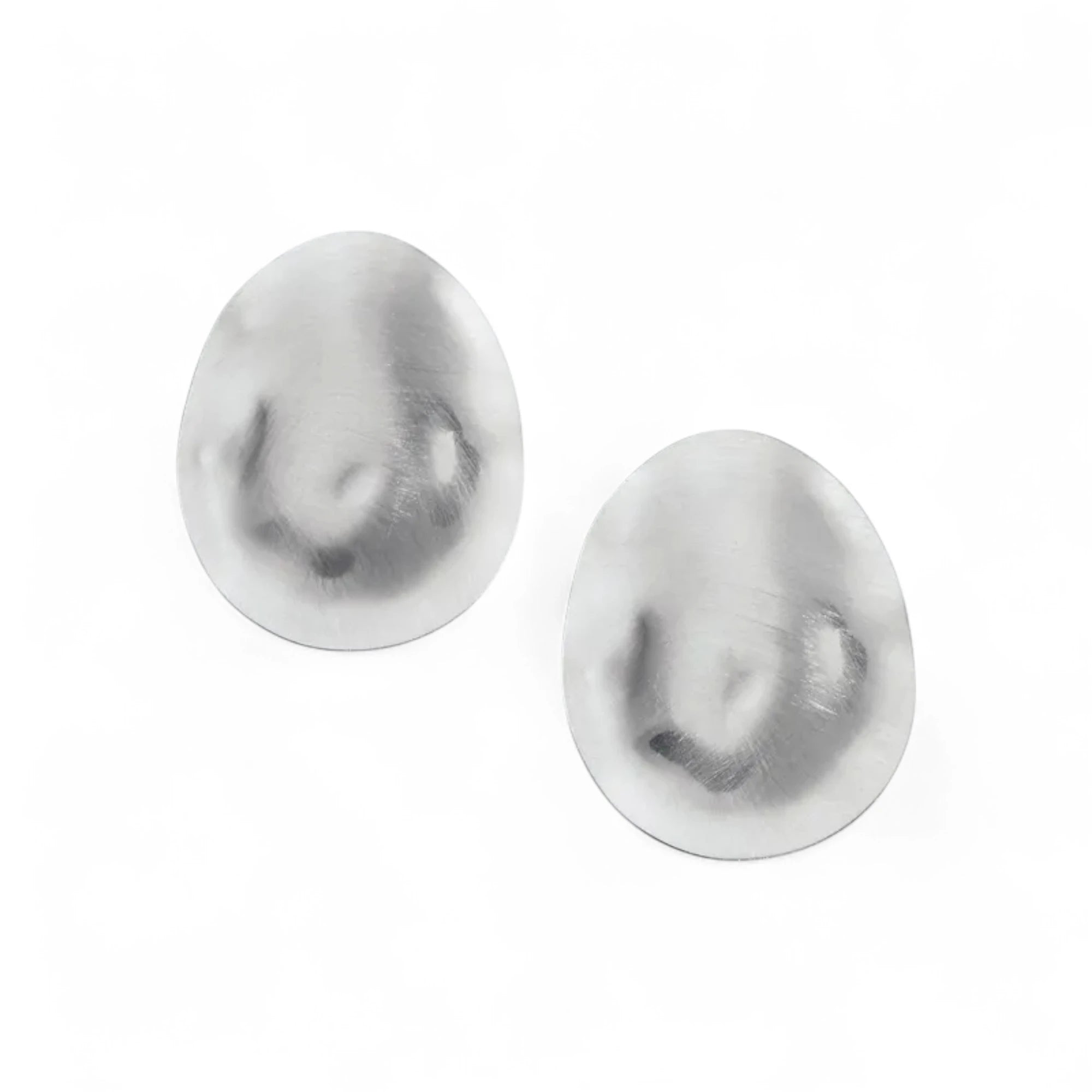 Ατσάλινα Ασημί Σκουλαρίκια 3.5 cm με Ματ Ανάγλυφη Υφή (E1612)