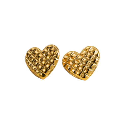 Ατσάλινα καρφωτά σκουλαρίκια καρδιά με ανάγλυφο μοτίφ 2.7cm (E1631)