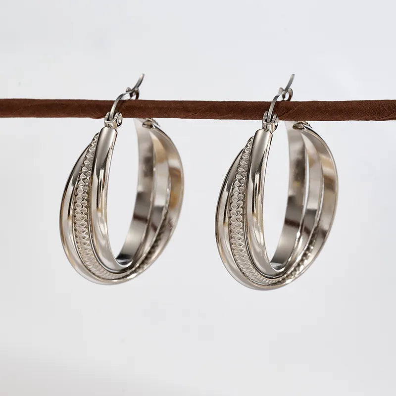 Ατσάλινοι κρίκοι σκουλαρίκια με ανάγλυφη λεπτομέρεια 3.1cm (E1661)