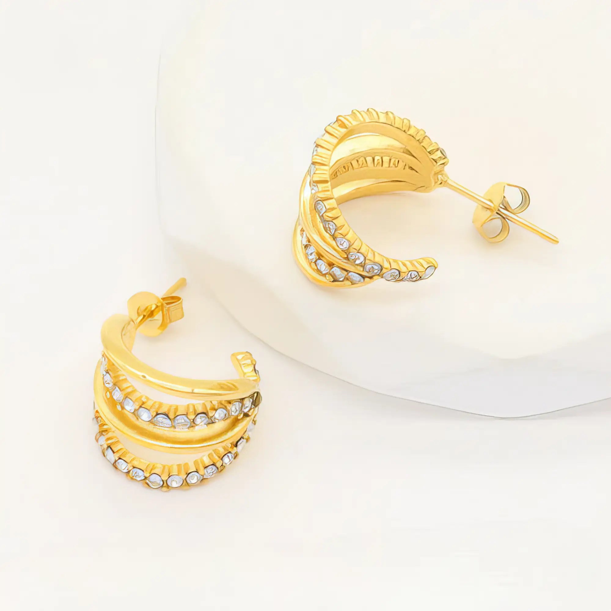 Ατσάλινα σκουλαρίκια κρίκοι με ζιργκόν σε χρυσό 1.5cm (E3273)