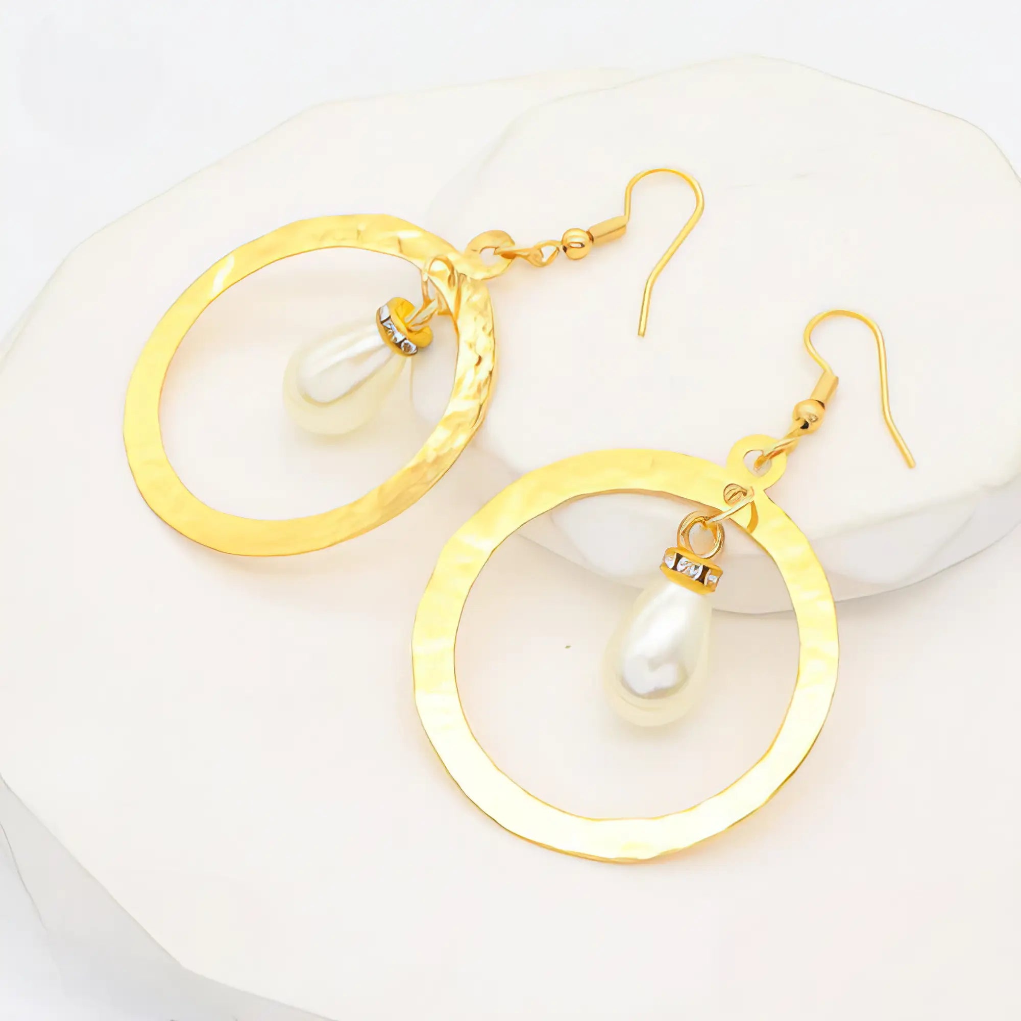 Σκουλαρίκια από ανοξείδωτο ατσάλι σε χρυσό με πέρλα δάκρυ – 3.9cm (E3320)