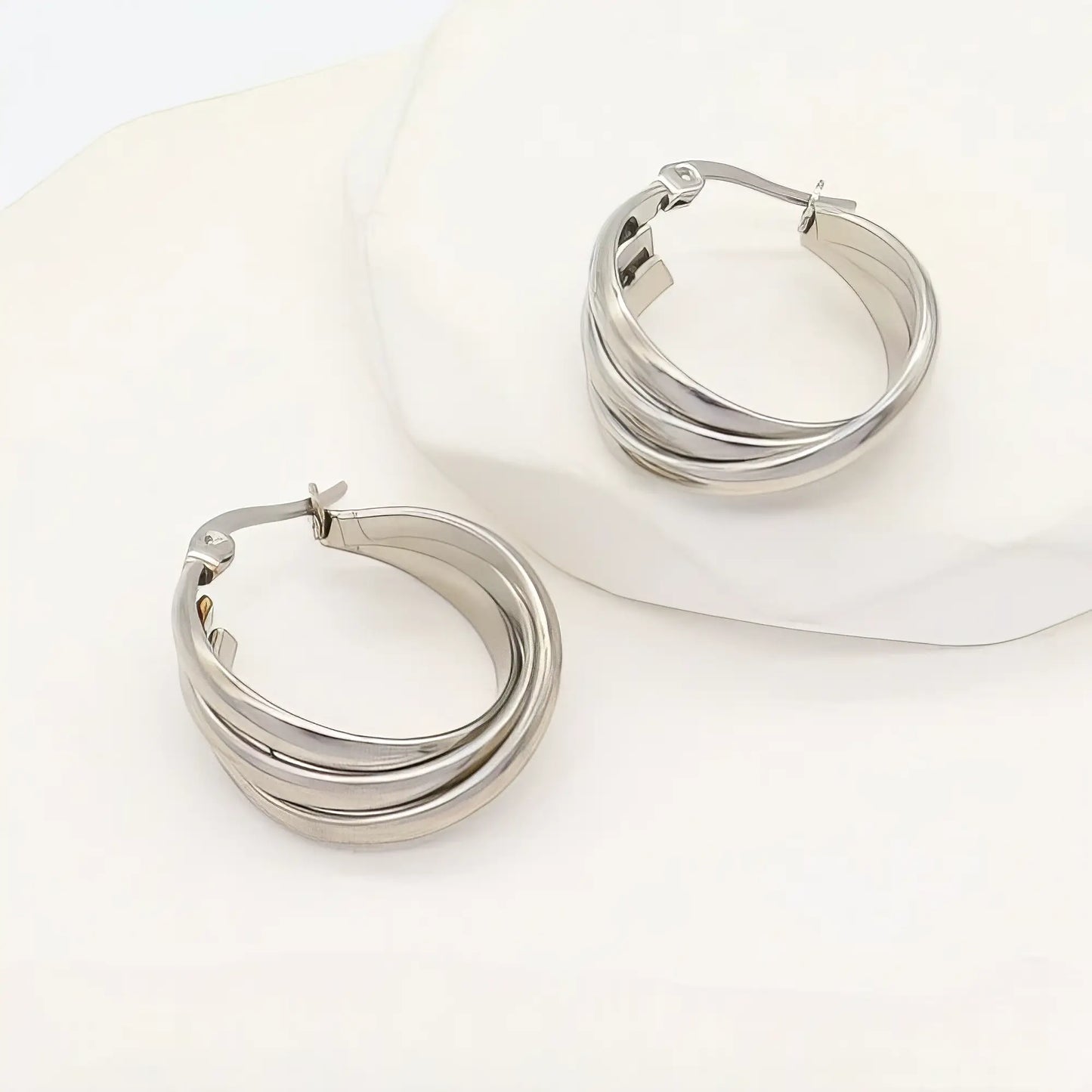 Σκουλαρίκια από ανοξείδωτο ατσάλι σε σχέδιο τριπλού κρίκου – 2,3 cm (E3336)