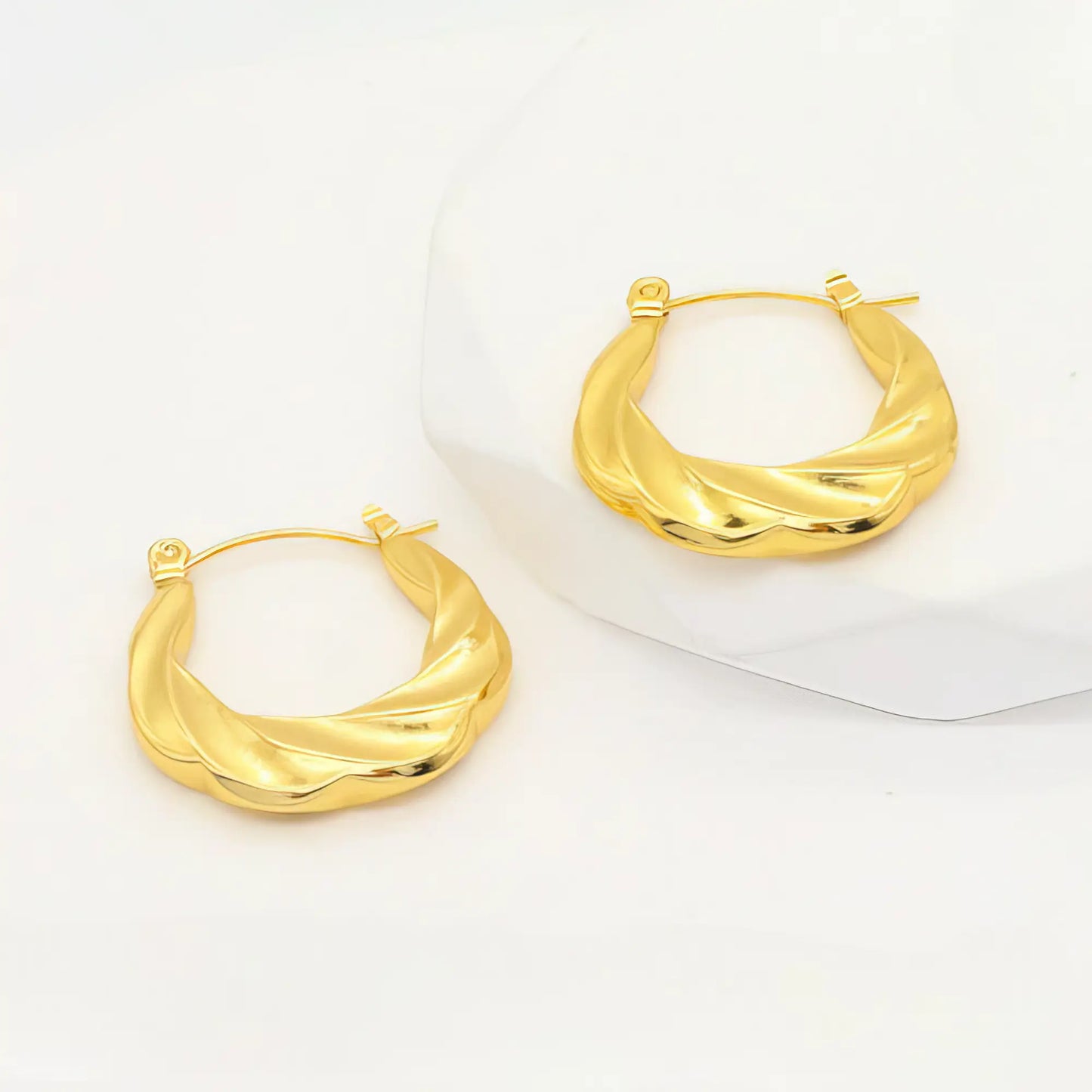 Ατσάλινοι κρίκοι χρυσό πλεγμένοι – 2.3cm (E3346)