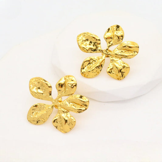 Ατσάλινα Χρυσά Σκουλαρίκια 30 x 34 mm με Ανάγλυφο Σχέδιο Λουλουδιού (E3354)