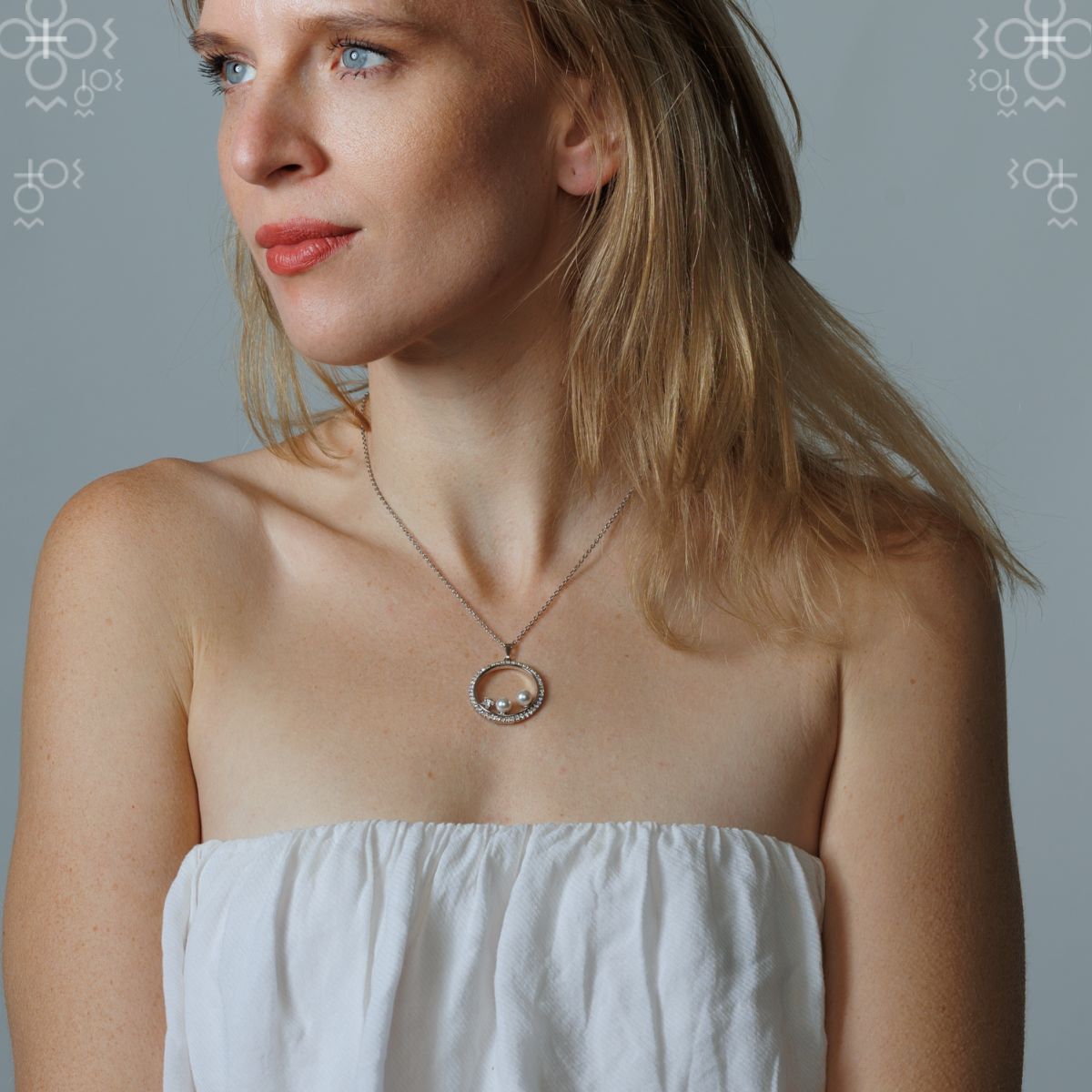 Κολιέ με κυκλικό μοτίφ, πέρλες και κρύσταλλα Swarovski (F1140)