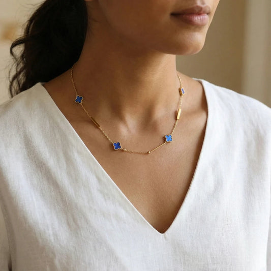 Ατσάλινο Κολιέ με Τετράφυλλα Μοτίφ σε Μπλε Σμάλτο – Επιχρυσωμένο (N3310)