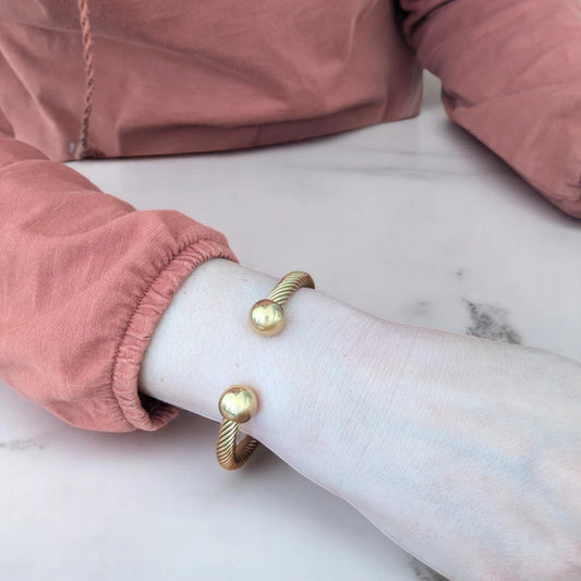 Επιχρυσωμένο Ατσάλινο Βραχιόλι "Cuff" με Στριφτή Υφή και Μπίλιες (Β3357)