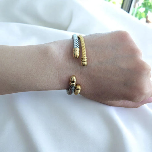 Επιχρυσωμένο Ατσάλινο Βραχιόλι "Cuff" με Στριφτή Υφή (Β3360)