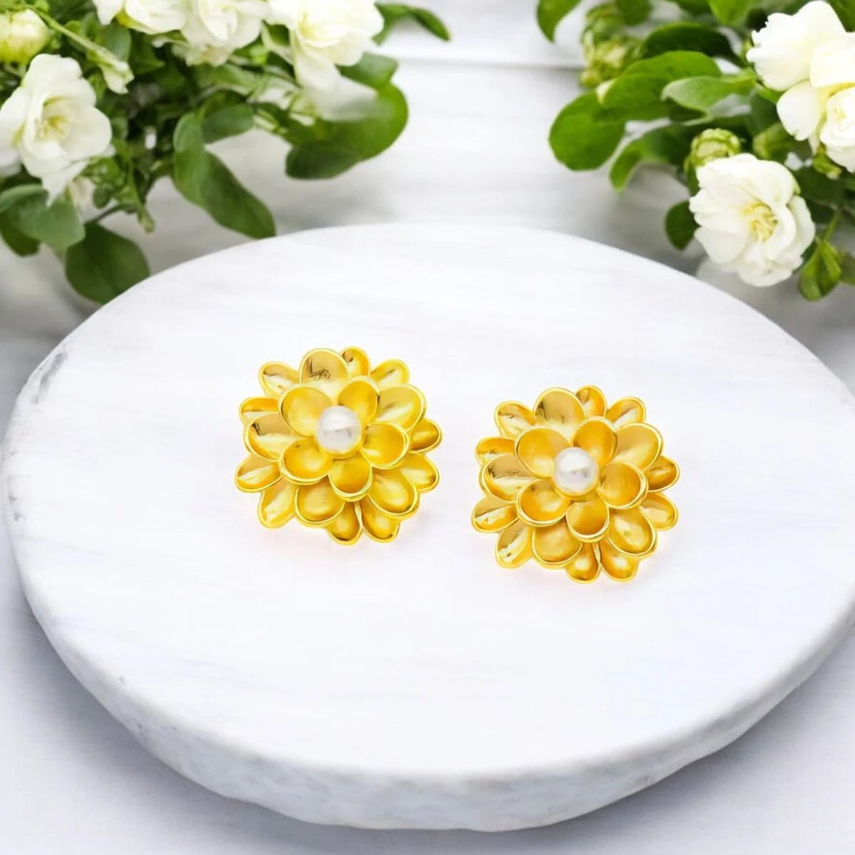 Ατσάλινα καρφωτά σκουλαρίκια 1.8cm λουλούδι με πέρλα επιχρυσωμένα (E3045) - charmy.gr