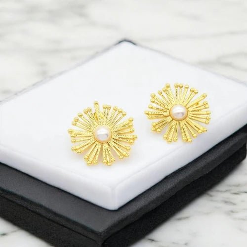 Ατσάλινα καρφωτά σκουλαρίκια ήλιος 3.3cm με πέρλα (E3055) - charmy.gr
