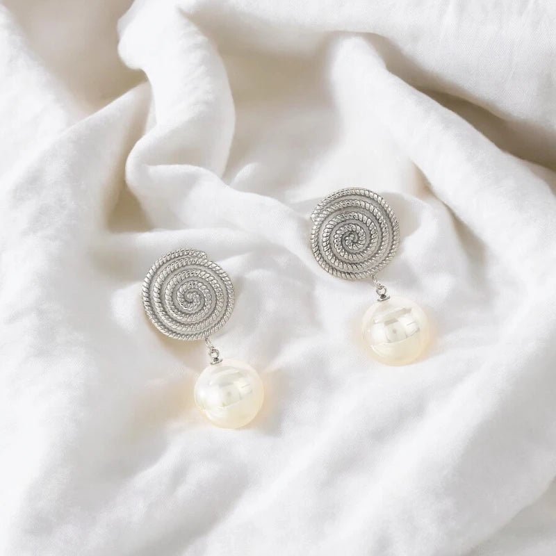 Ατσάλινα κρεμαστά σκουλαρίκια με πέρλα 3.8cm (E1540) - charmy.gr