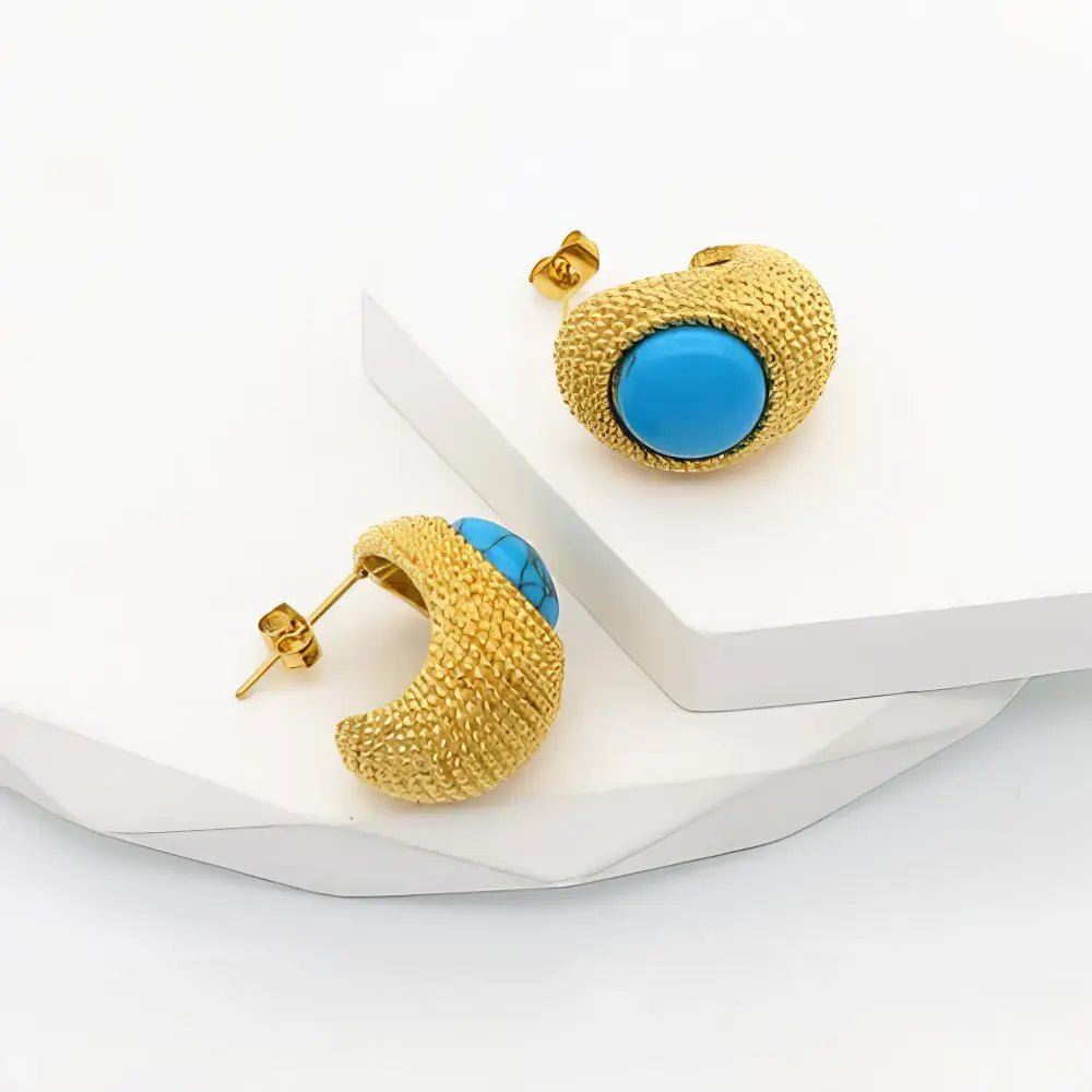 Ατσάλινα Σκουλαρίκια με Τιρκουάζ Πέτρα και Ανάγλυφη Υφή 2cm (E3247) - charmy.gr