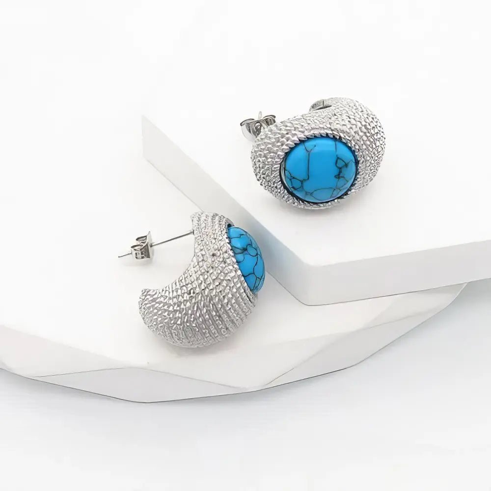 Ατσάλινα Σκουλαρίκια με Τιρκουάζ Πέτρα και Ανάγλυφη Υφή 2cm (E3248) - charmy.gr