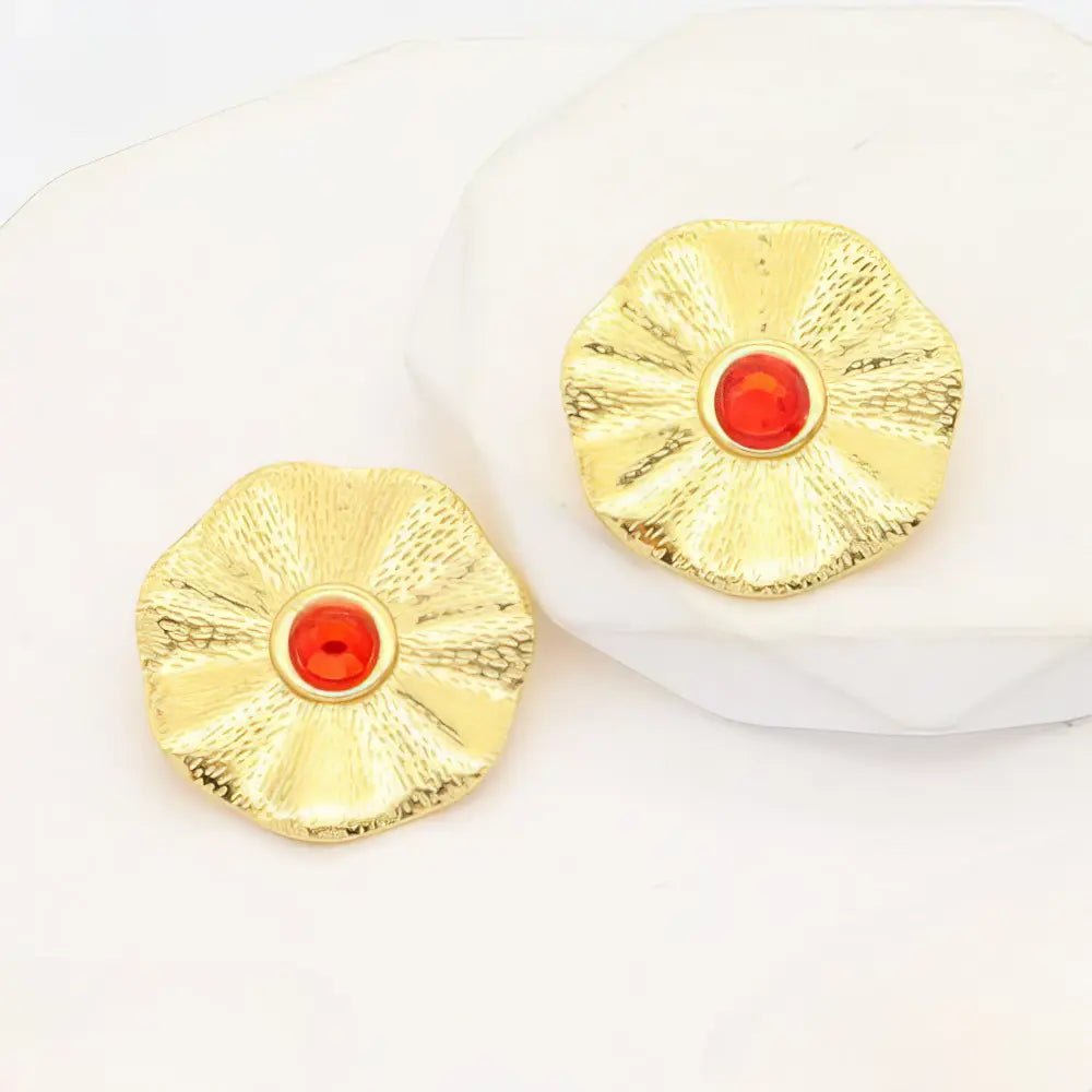 Ατσάλινα σκουλαρίκια σε σχήμα λουλουδιού με κόκκινη πέτρα (E3257) - charmy.gr