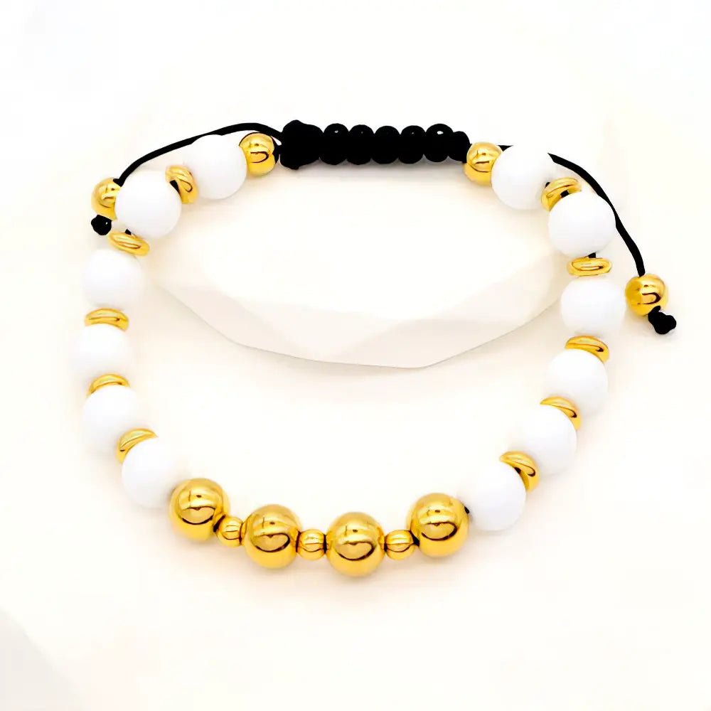 Ατσάλινο Βραχιόλι Μακραμέ με Λευκές & Χρυσές Χάντρες (B3441) - charmy.gr